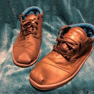 TOMS Black Botas Boots with Blue Flannel Lining